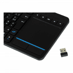 Gros plan sur le clavier noir en usage, montrant son design fin et son pavé tactile intégré.