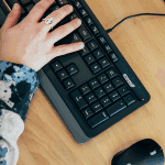 Gros plan sur une main appuyant sur une touche du clavier