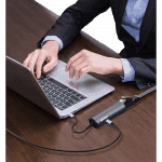 Mise en situation d'un environnement de travail où l'adaptateur est brancher à un pc portable