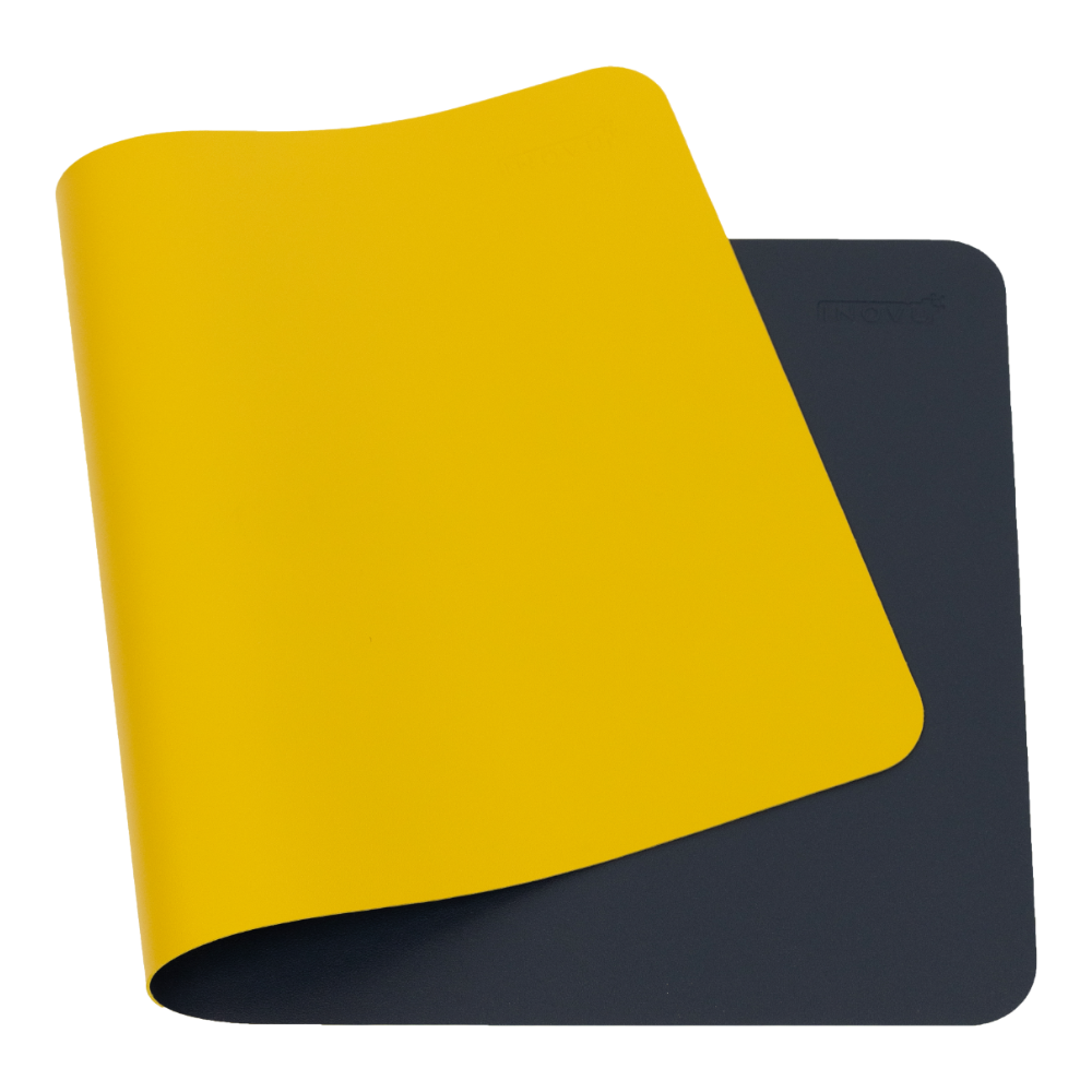 Tapis de souris réversible jaune et bleu marine, montré avec un pli pour révéler ses deux couleurs.