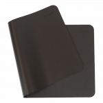 Tapis de souris noir avec un pli révélant une finition lisse et durable.