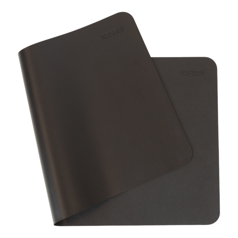 Tapis de souris noir avec un pli révélant une finition lisse et durable.