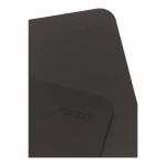 Gros plan sur un tapis de souris noir montrant sa texture et son logo discret.