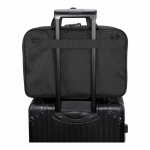 Sac à dos vue de l'arrière accrocher sur une valise