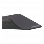 Tapis de souris noir avec une surface lisse et un logo discret, légèrement plié pour montrer sa flexibilité.