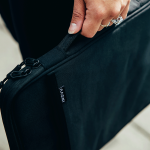 Personne se baladant avec la protection pour pc portable à la main