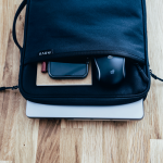 Compartiment dédiée pour pc portable et accessoires intégrés à la pochette