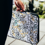 Personne se déplaçant avec la pochette de protection à la main