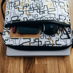 Compartiment pour ranger ses accessoires intégré à la pochette